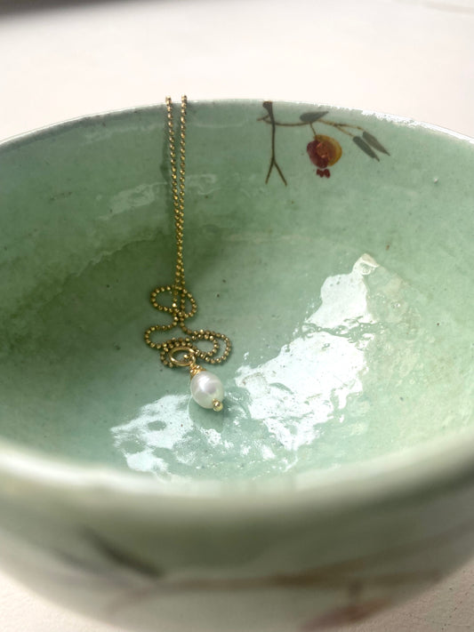 Small acorn pendant | goldplated silver small white freshwater pearl