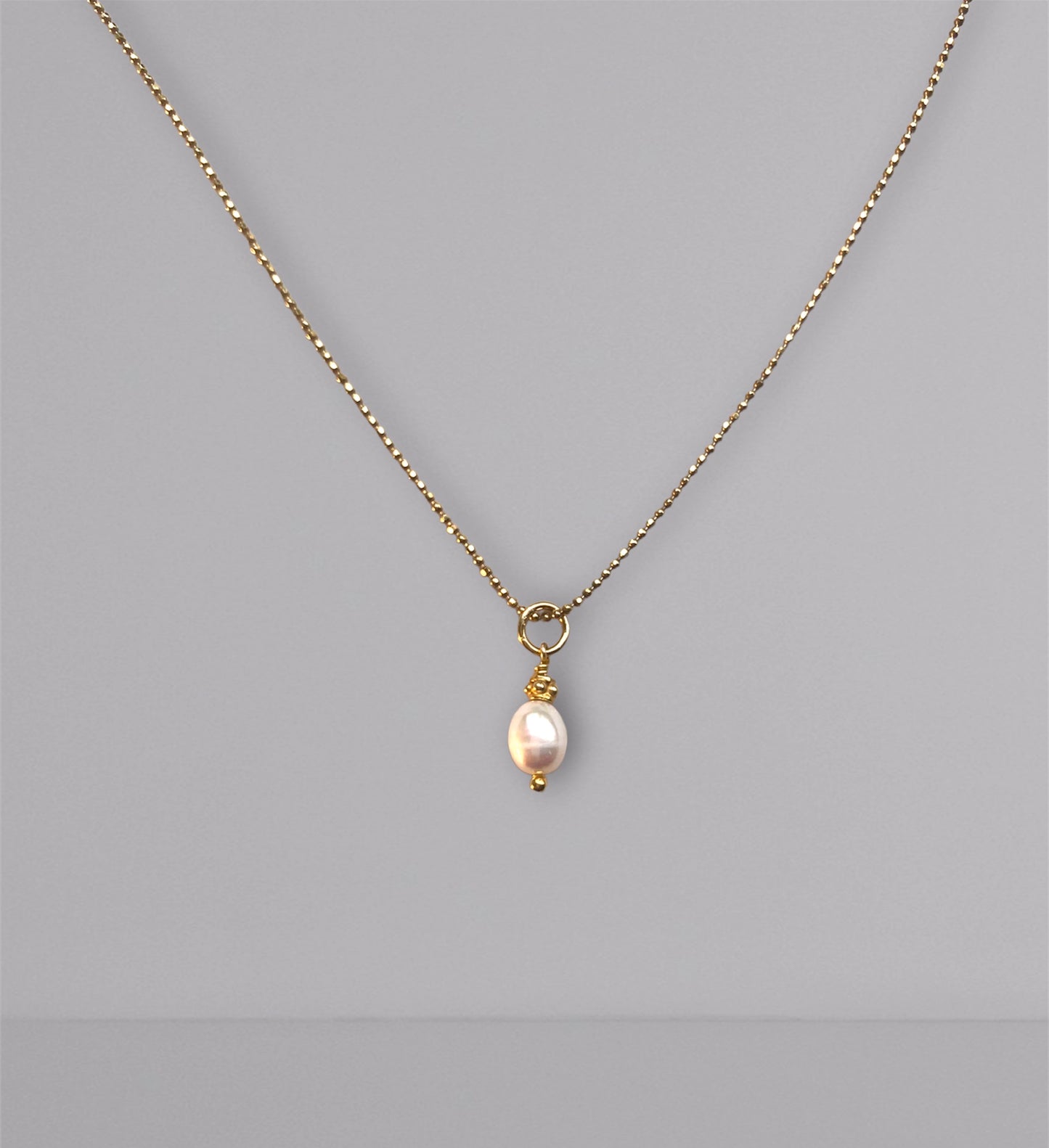 Small acorn pendant | goldplated silver small white freshwater pearl