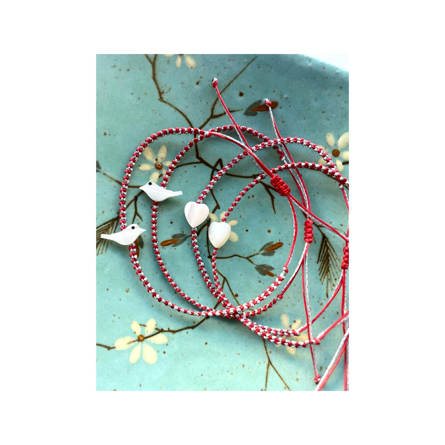 Macrame “Spring” bracelet with tiny bird | threads and mother of pearl