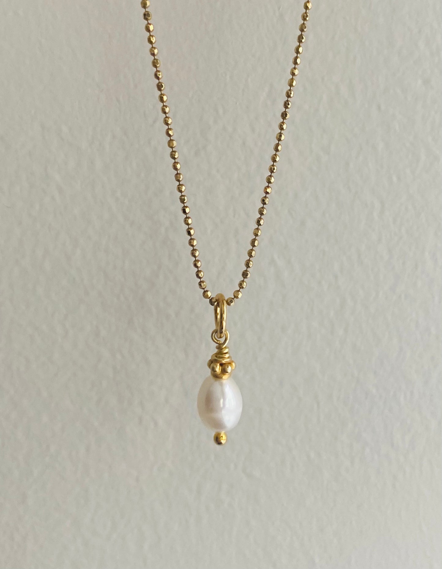 Small acorn pendant | goldplated silver small white freshwater pearl